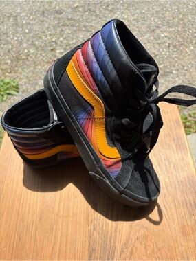 Vans High-Top Sneakers with Rainbow Wave Accent - Black & Multicolor